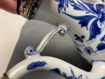 Een Chinese blauw-witte dekselkan met zilveren montuur, Transitie periode